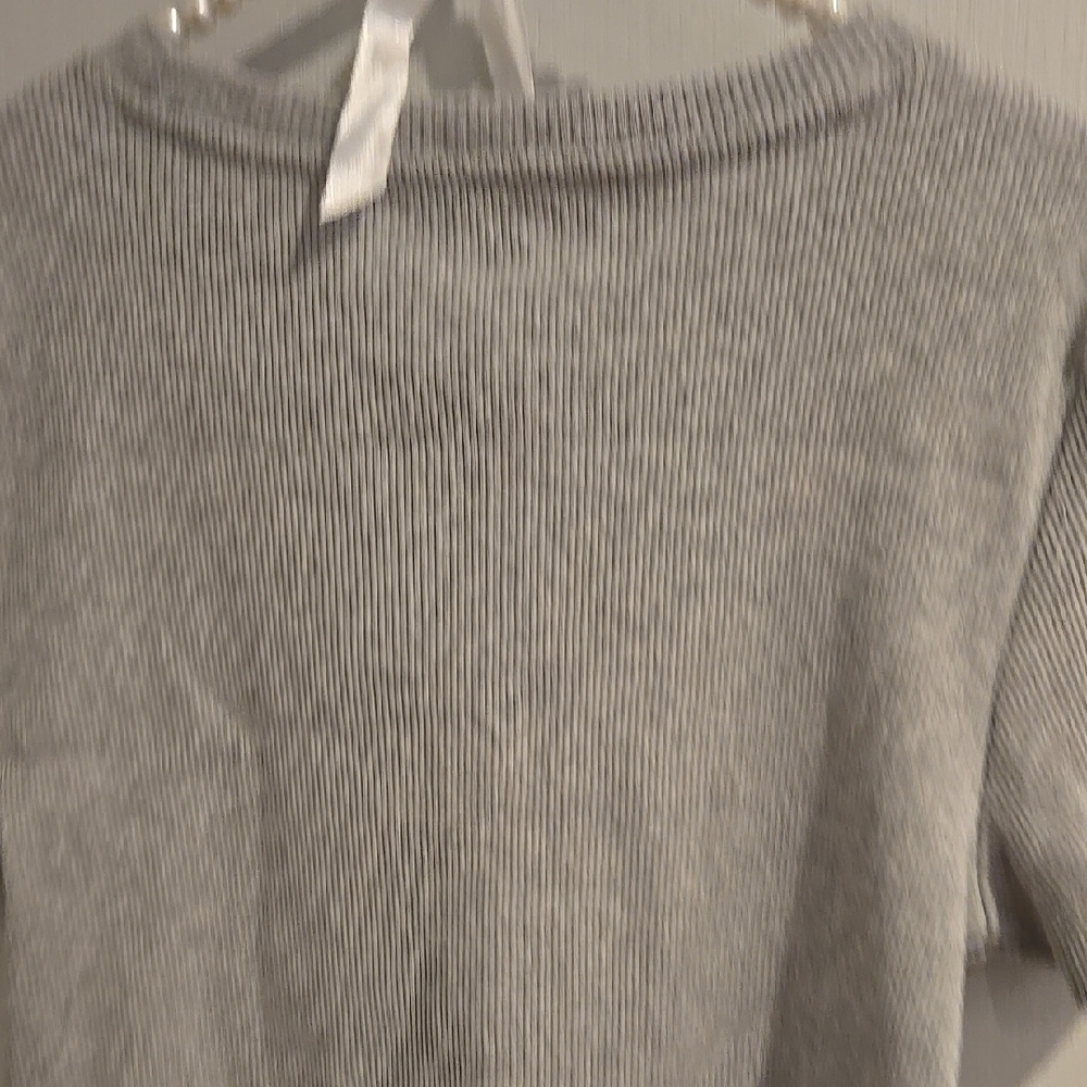 Gray Cropped Top with Green Graphic - Picture 4 of 5